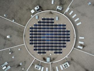 Panneaux solaires en toiture reliés à leur onduleur