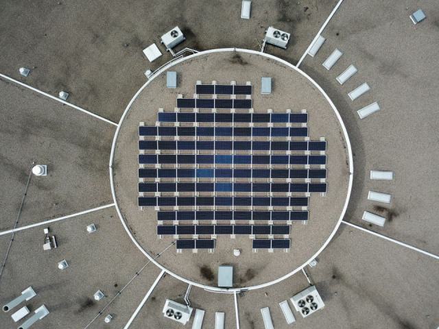 Panneaux solaires en toiture reliés à leur onduleur
