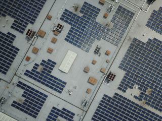 Panneaux solaires en toiture reliés à leur onduleur