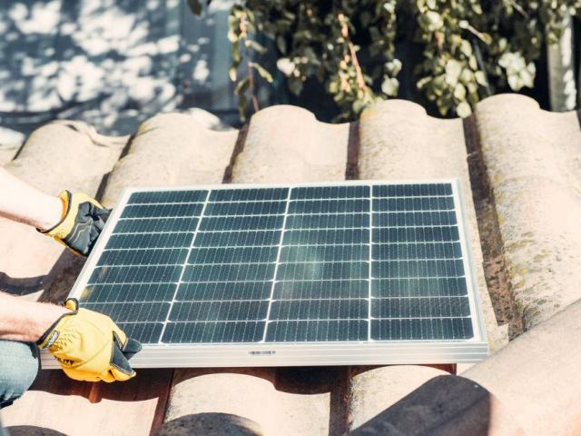 Effet PID sur un panneau solaire : comprendre la dégradation induite par le potentiel Effet PID sur un panneau solaire : comprendre la dégradation induite par le potentiel