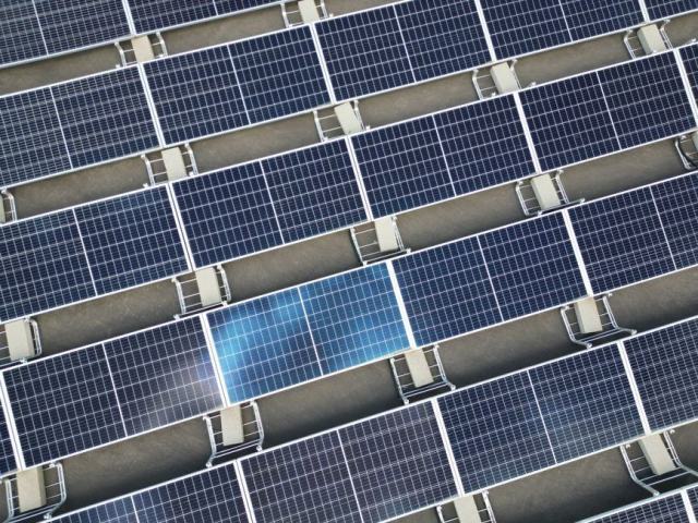 Vieillissement des panneaux solaires en toiture Panneaux solaires en toiture vus de près, cadres et cellules apparents