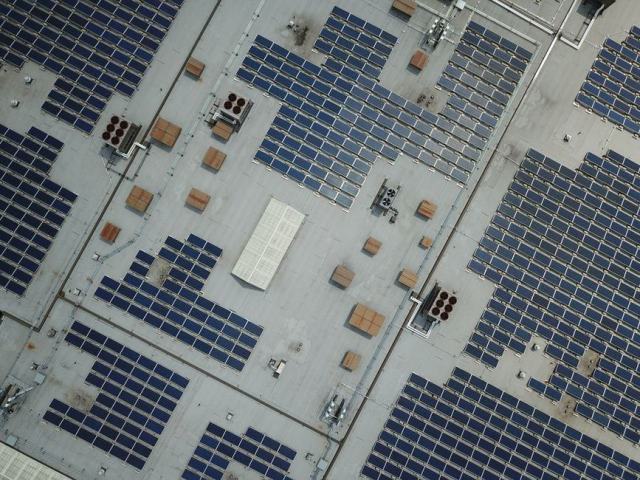 Onduleur d'une installation solaire résidentielle Panneaux solaires en toiture reliés à leur onduleur