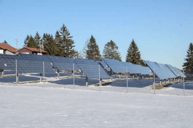 Le panneau bifacial capte la lumière sur ses deux faces Le panneau bifacial capte la lumière sur ses deux faces