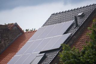 Panneau solaire en façade : inclinaison verticale et rendement